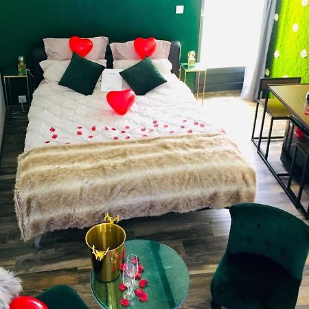 Готель Amo Hotes Les Sorinieres Екстер'єр фото